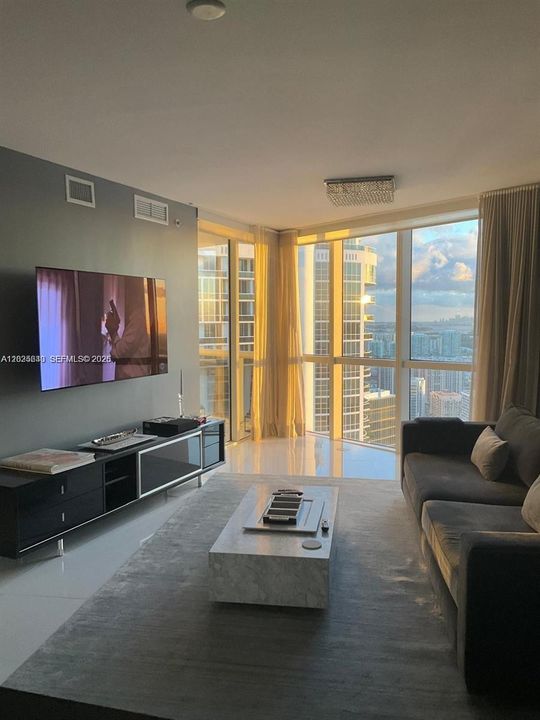 В аренду: $4,599 (1 спален, 1 ванн, 914 Квадратных фут)