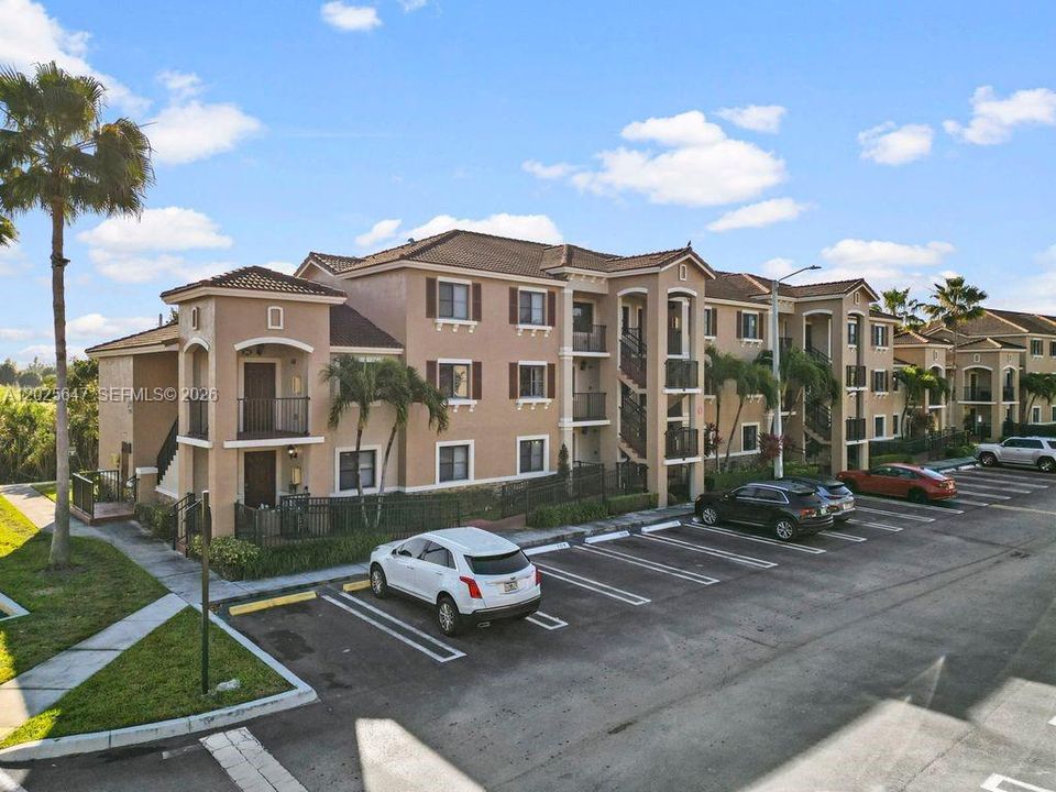 For Rent: $1,995 (2 beds, 2 baths, 817 Square Feet)