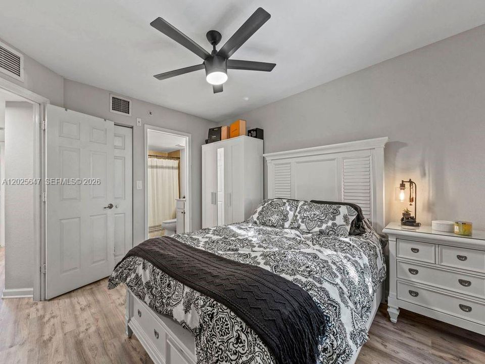 For Rent: $1,995 (2 beds, 2 baths, 817 Square Feet)