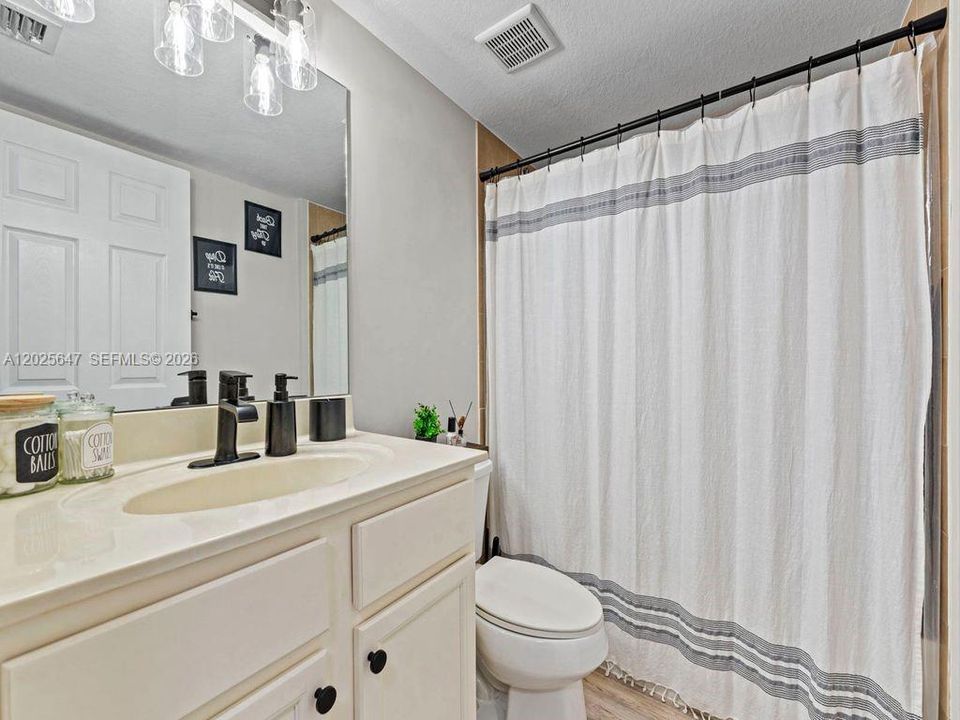 For Rent: $1,995 (2 beds, 2 baths, 817 Square Feet)