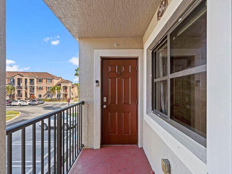 For Rent: $1,995 (2 beds, 2 baths, 817 Square Feet)