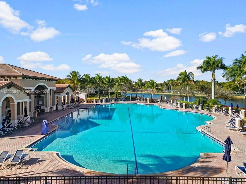 For Rent: $1,995 (2 beds, 2 baths, 817 Square Feet)