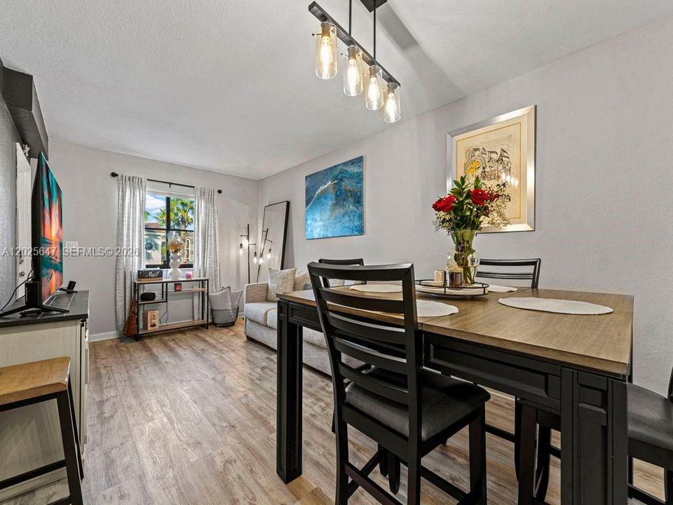 For Rent: $1,995 (2 beds, 2 baths, 817 Square Feet)
