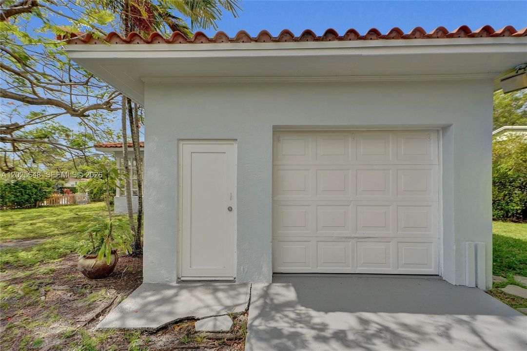 For Sale: $1,650,000 (4 beds, 2 baths, 1923 Square Feet)