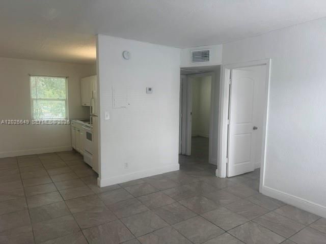 For Rent: $1,700 (2 beds, 1 baths, 9300 Square Feet)