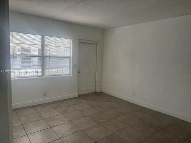 For Rent: $1,700 (2 beds, 1 baths, 9300 Square Feet)