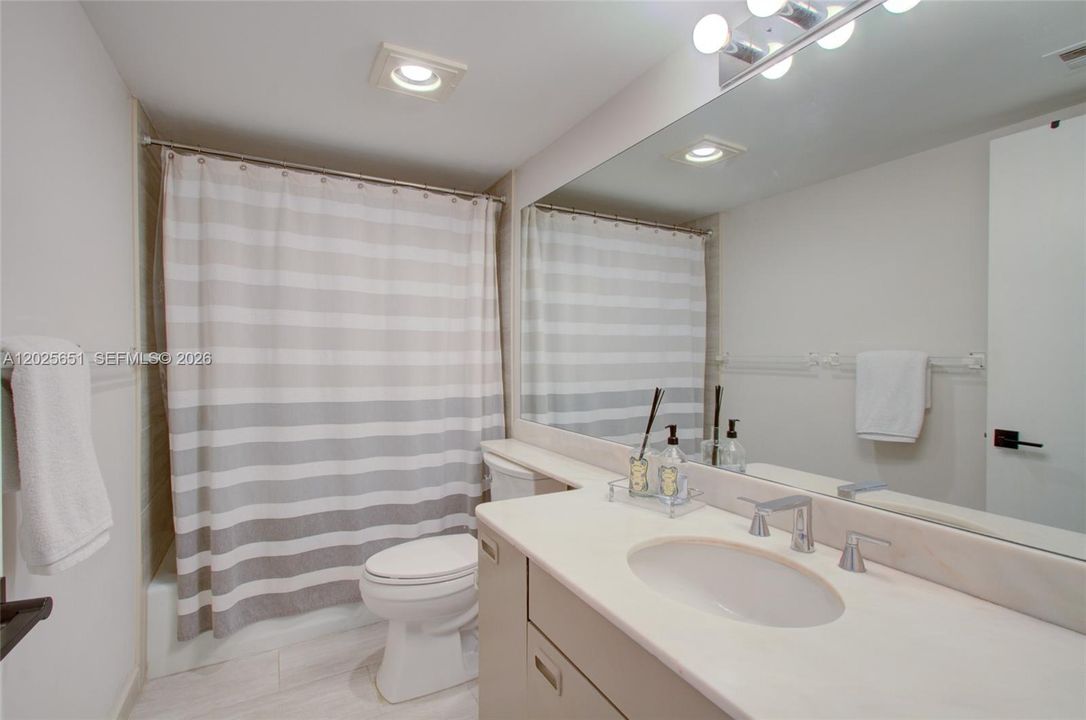 Active With Contract: $1,150,000 (2 beds, 2 baths, 1600 Square Feet)