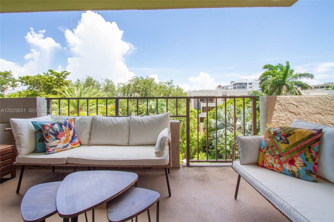 Active With Contract: $1,150,000 (2 beds, 2 baths, 1600 Square Feet)