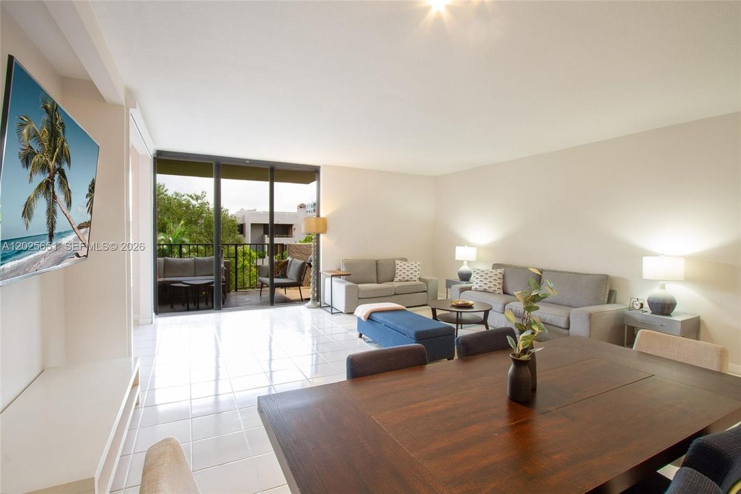 Active With Contract: $1,150,000 (2 beds, 2 baths, 1600 Square Feet)