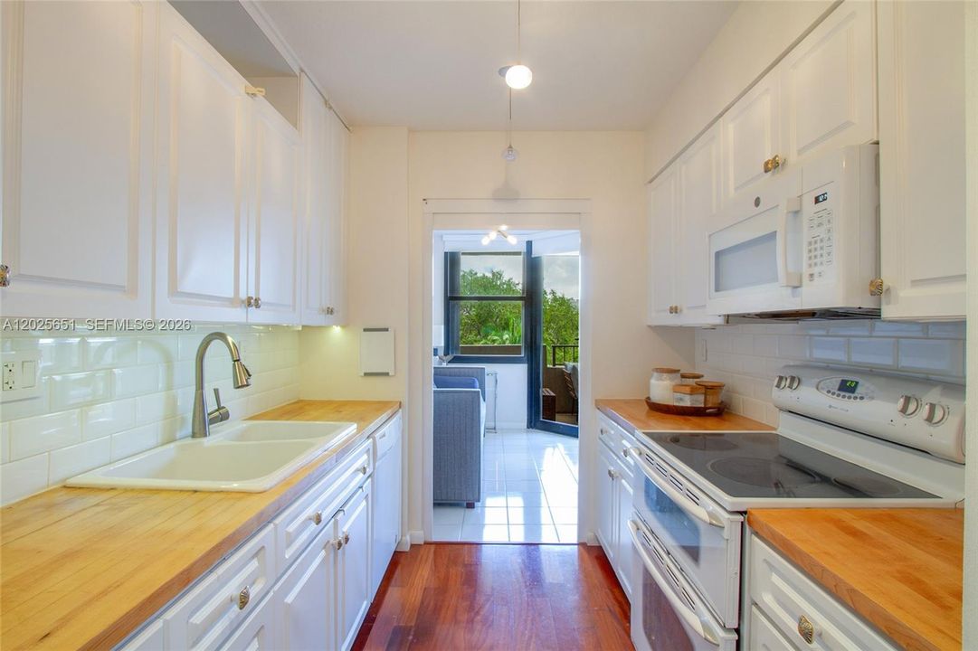 Active With Contract: $1,150,000 (2 beds, 2 baths, 1600 Square Feet)