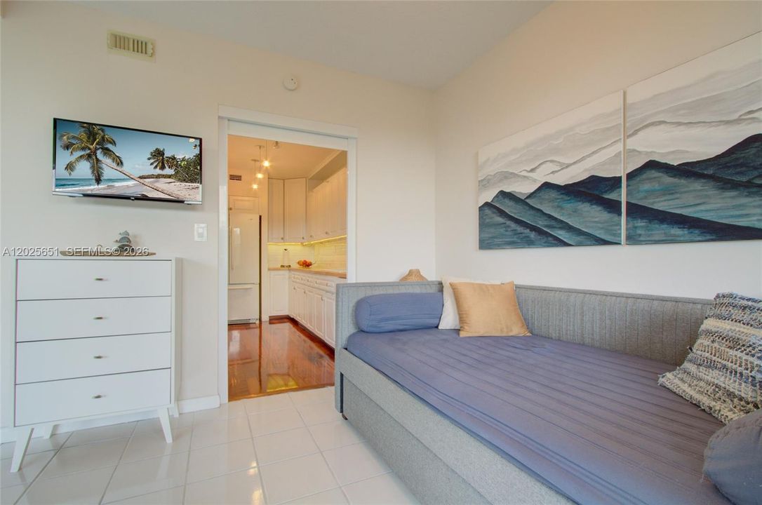Active With Contract: $1,150,000 (2 beds, 2 baths, 1600 Square Feet)