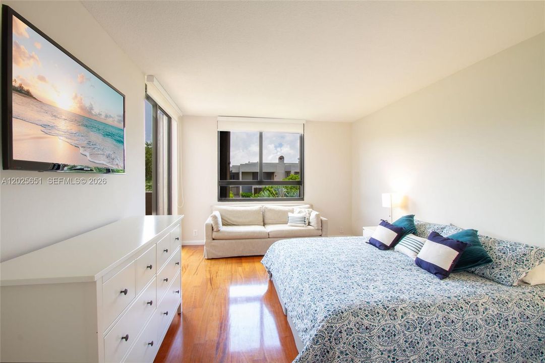 Active With Contract: $1,150,000 (2 beds, 2 baths, 1600 Square Feet)