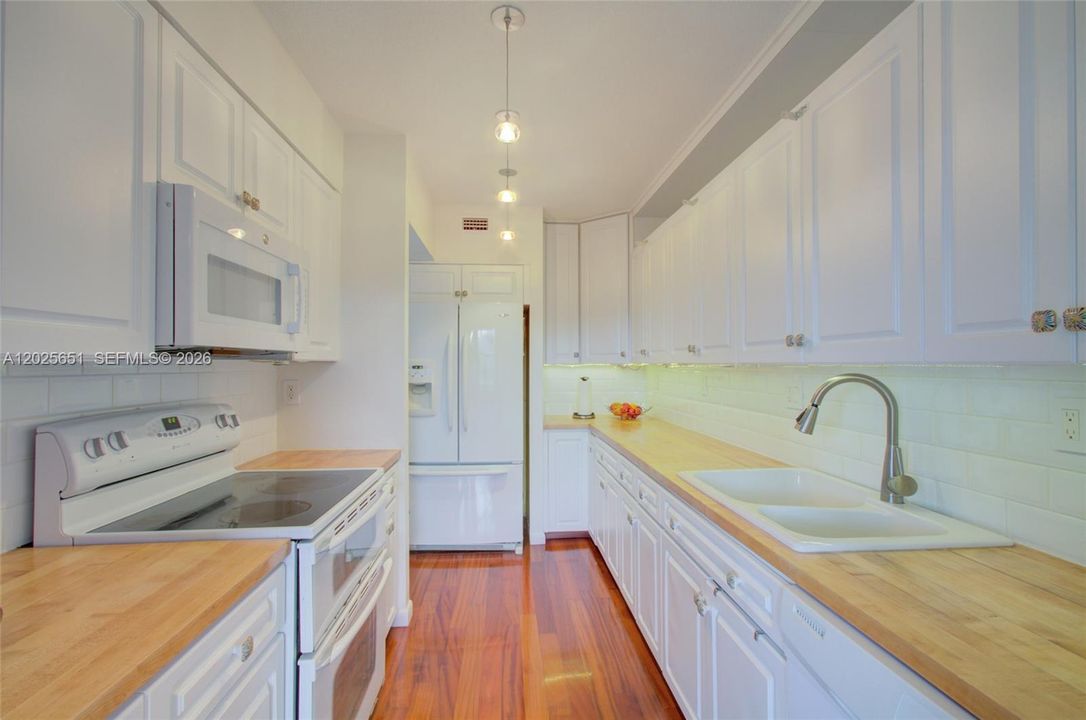 Active With Contract: $1,150,000 (2 beds, 2 baths, 1600 Square Feet)