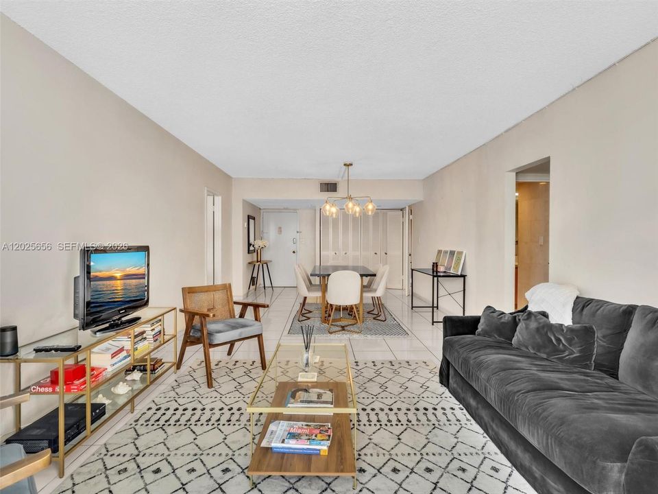 For Sale: $570,000 (2 beds, 2 baths, 1120 Square Feet)