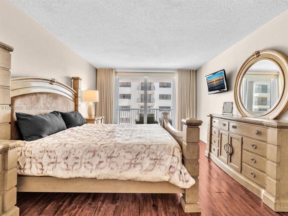For Sale: $570,000 (2 beds, 2 baths, 1120 Square Feet)