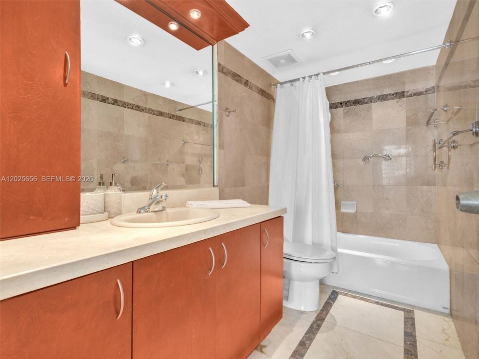 For Sale: $570,000 (2 beds, 2 baths, 1120 Square Feet)