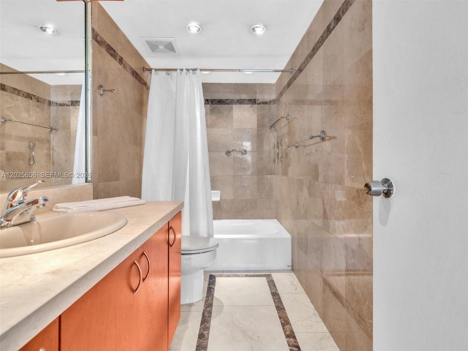 For Sale: $570,000 (2 beds, 2 baths, 1120 Square Feet)