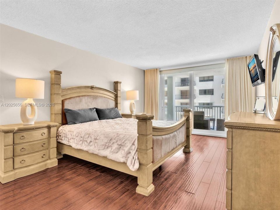 For Sale: $570,000 (2 beds, 2 baths, 1120 Square Feet)