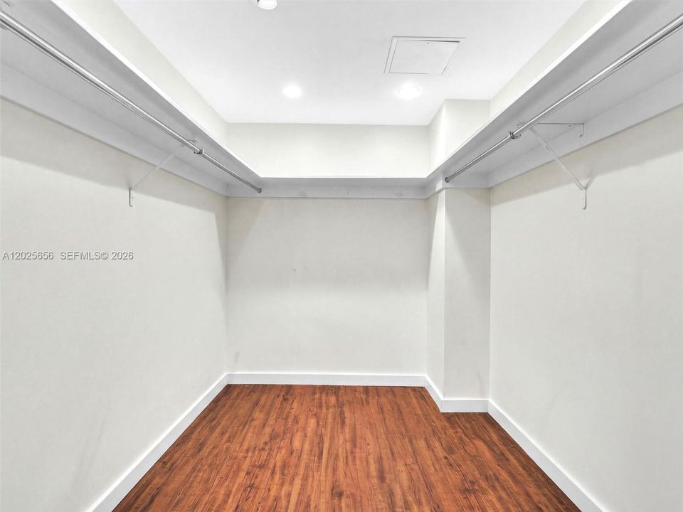 For Sale: $570,000 (2 beds, 2 baths, 1120 Square Feet)