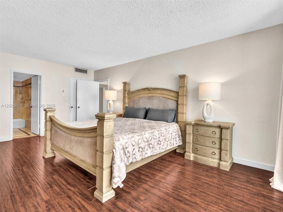 For Sale: $570,000 (2 beds, 2 baths, 1120 Square Feet)