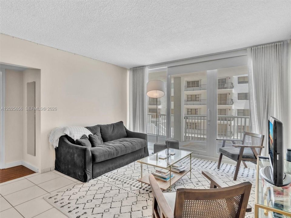 For Sale: $570,000 (2 beds, 2 baths, 1120 Square Feet)