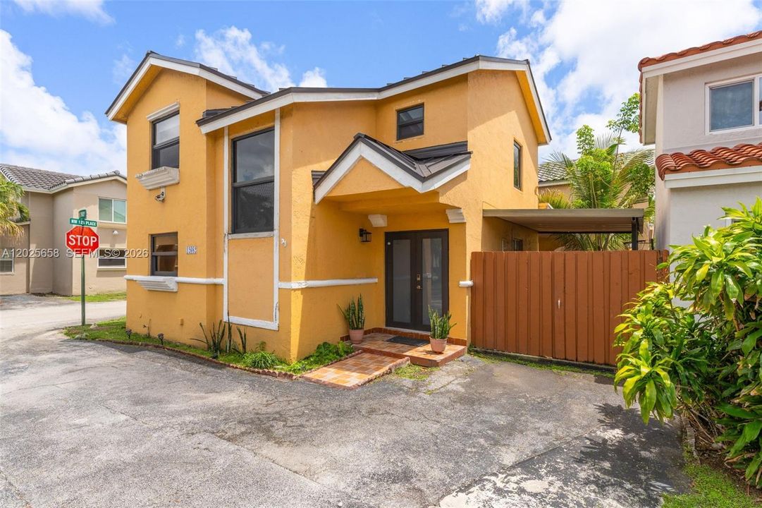 For Sale: $565,000 (3 beds, 2 baths, 1290 Square Feet)