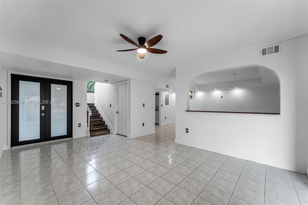 For Sale: $565,000 (3 beds, 2 baths, 1290 Square Feet)