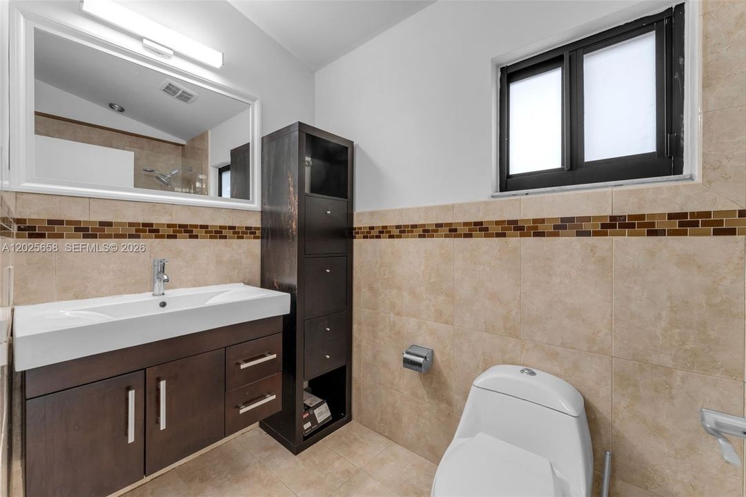 For Sale: $565,000 (3 beds, 2 baths, 1290 Square Feet)