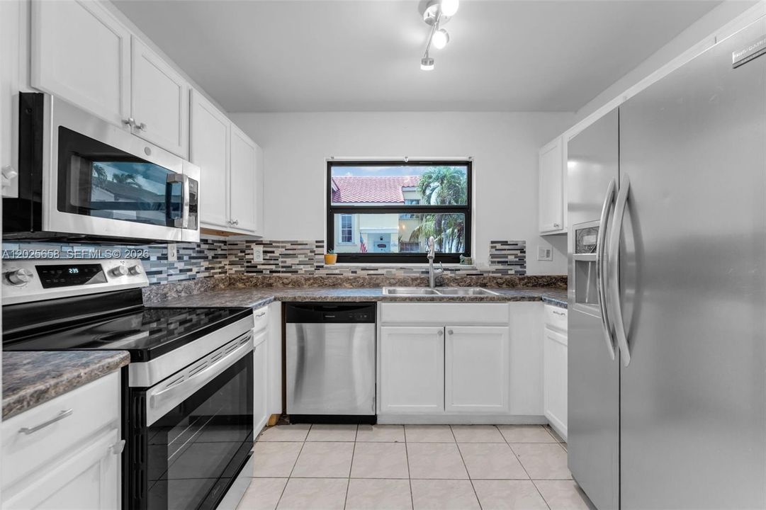 For Sale: $565,000 (3 beds, 2 baths, 1290 Square Feet)