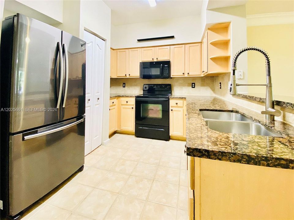 For Rent: $2,300 (1 beds, 1 baths, 849 Square Feet)