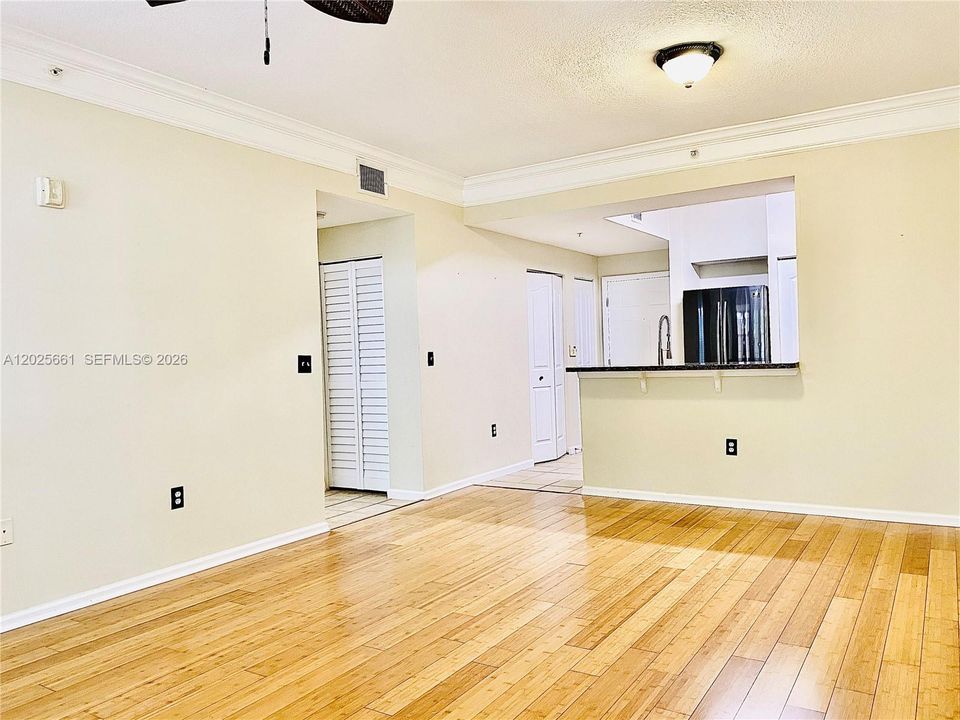 For Rent: $2,300 (1 beds, 1 baths, 849 Square Feet)