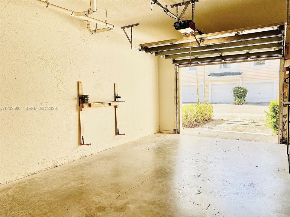 For Rent: $2,300 (1 beds, 1 baths, 849 Square Feet)