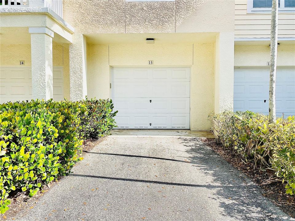 For Rent: $2,300 (1 beds, 1 baths, 849 Square Feet)