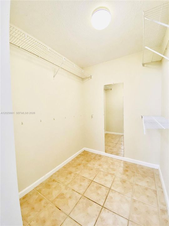 For Rent: $2,300 (1 beds, 1 baths, 849 Square Feet)