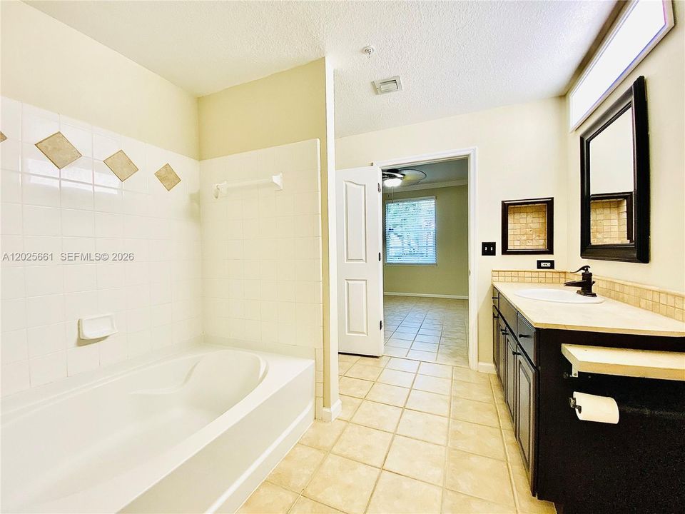 For Rent: $2,300 (1 beds, 1 baths, 849 Square Feet)