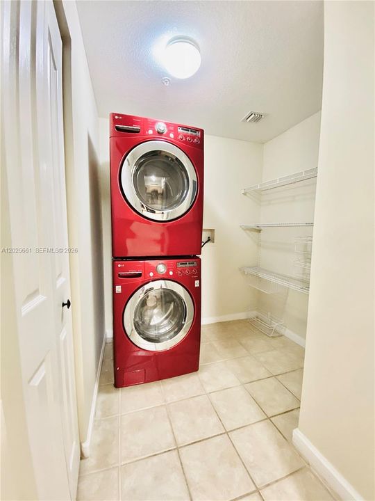 For Rent: $2,300 (1 beds, 1 baths, 849 Square Feet)