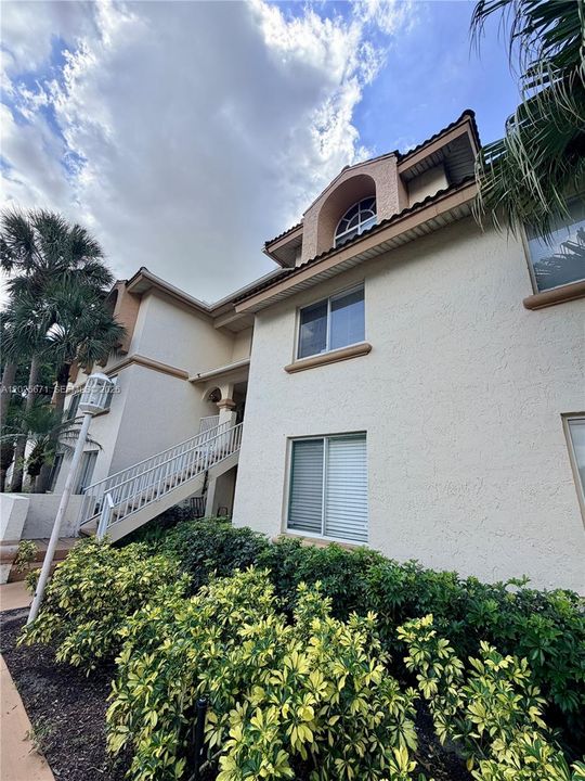 For Rent: $2,100 (2 beds, 2 baths, 980 Square Feet)