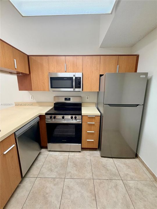 For Rent: $2,100 (2 beds, 2 baths, 980 Square Feet)