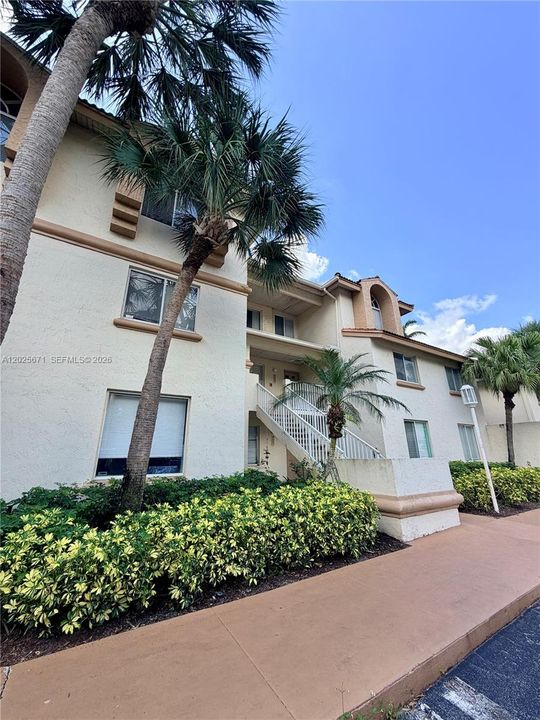 For Rent: $2,100 (2 beds, 2 baths, 980 Square Feet)