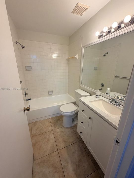 For Rent: $2,100 (2 beds, 2 baths, 980 Square Feet)