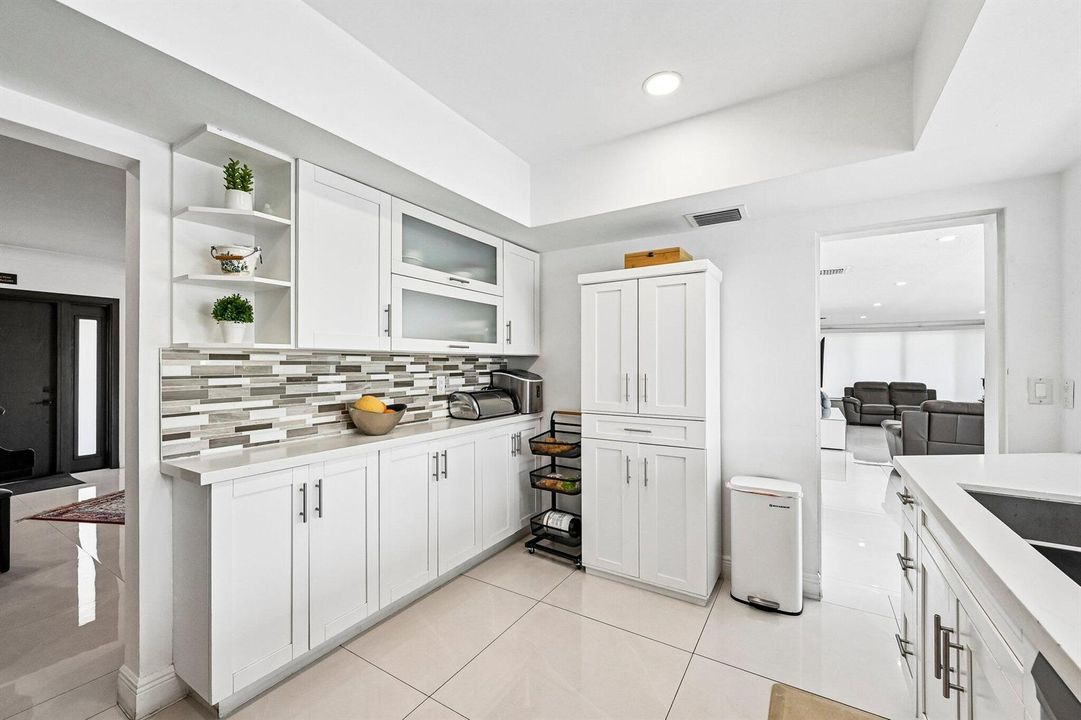 13-web-or-mls-NE 39th Ct-S2205-012