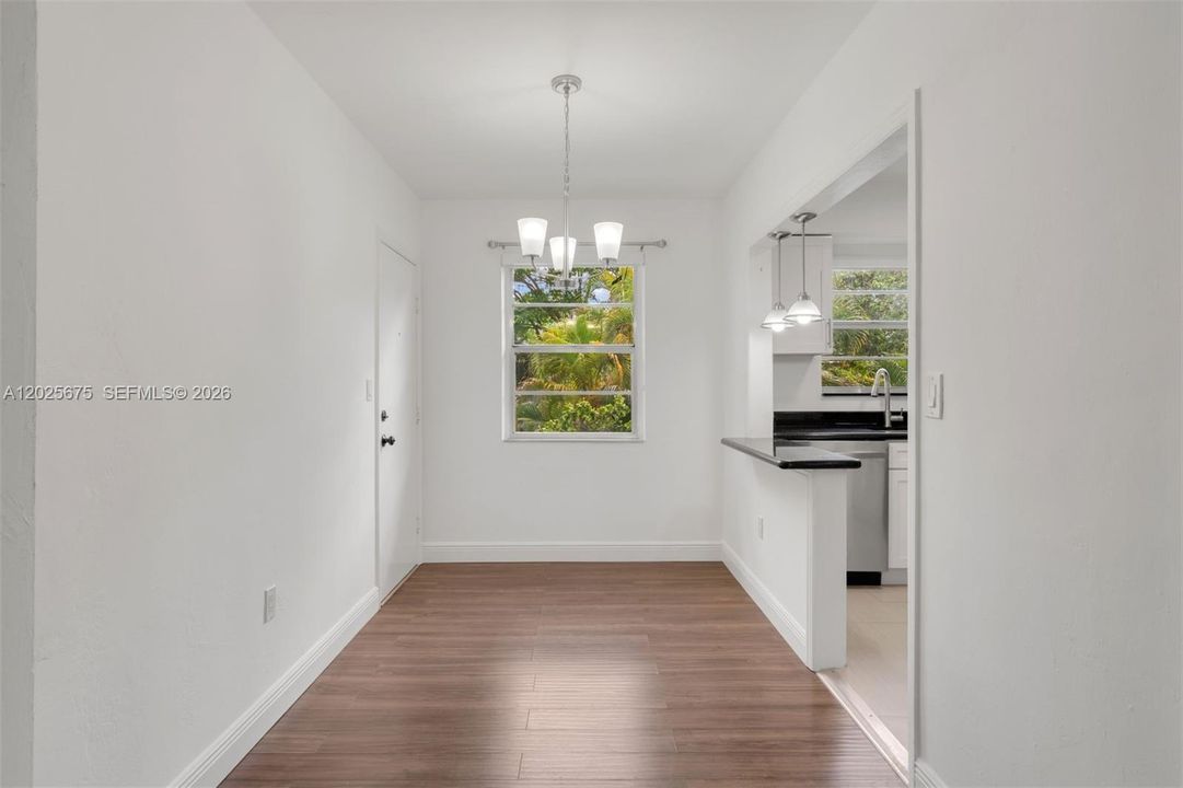 Dining space for 4-6 seater table