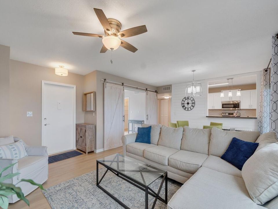 3206 S Lakeview Cr living into kitchen