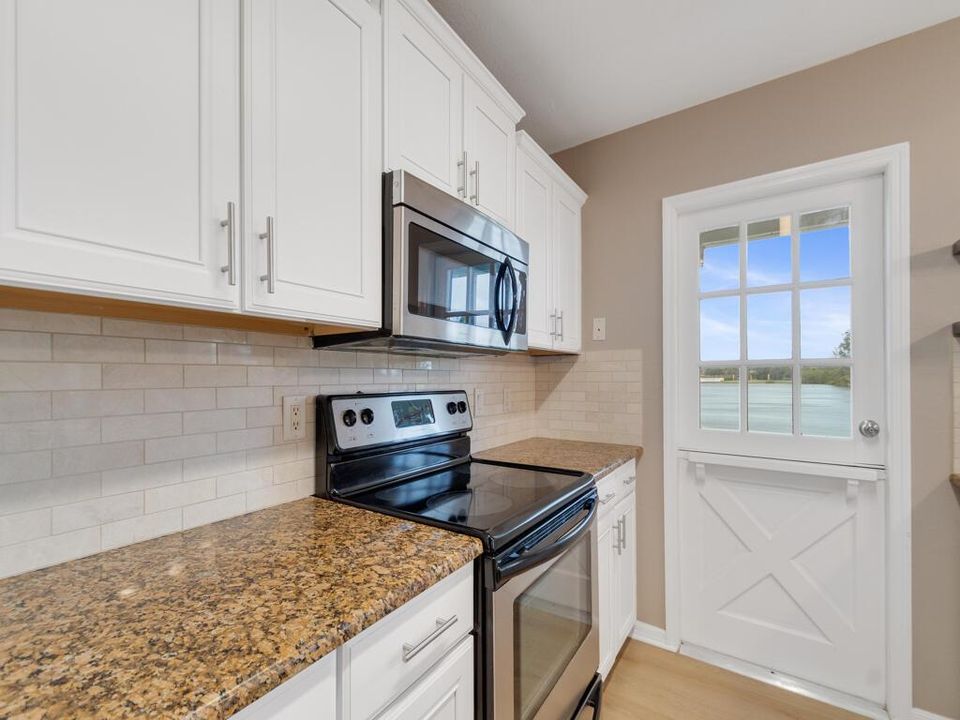 3206 S Lakeview Cr Dutch Door to patio