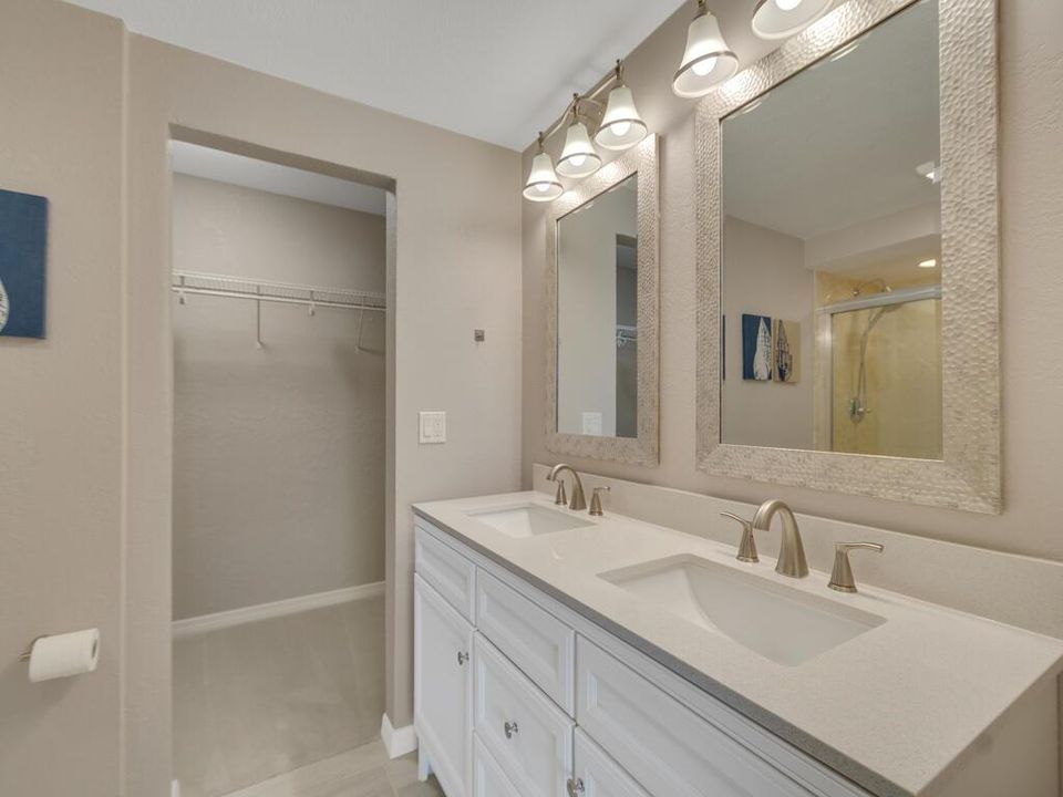3206 S Lakeview Cr bathroom 1