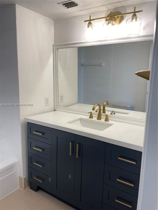 В аренду: $2,200 (2 спален, 2 ванн, 1070 Квадратных фут)