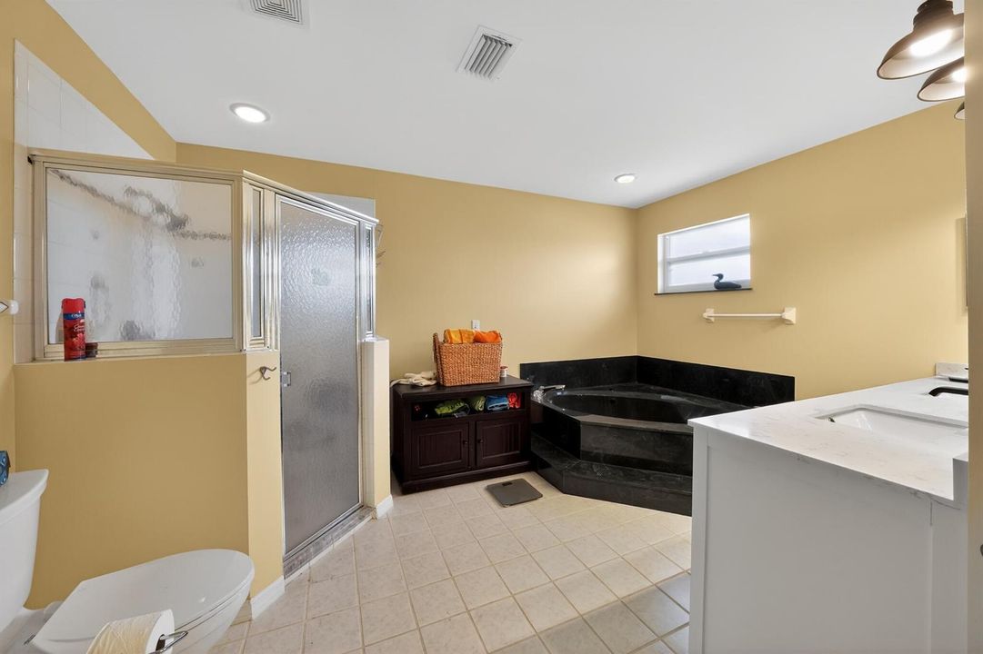 39_1634_Laconia_St-Bathroom-0258