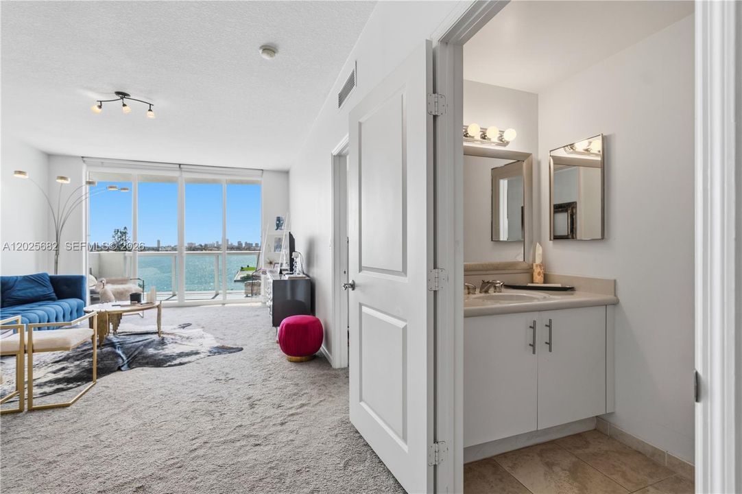 For Sale: $379,000 (1 beds, 1 baths, 900 Square Feet)