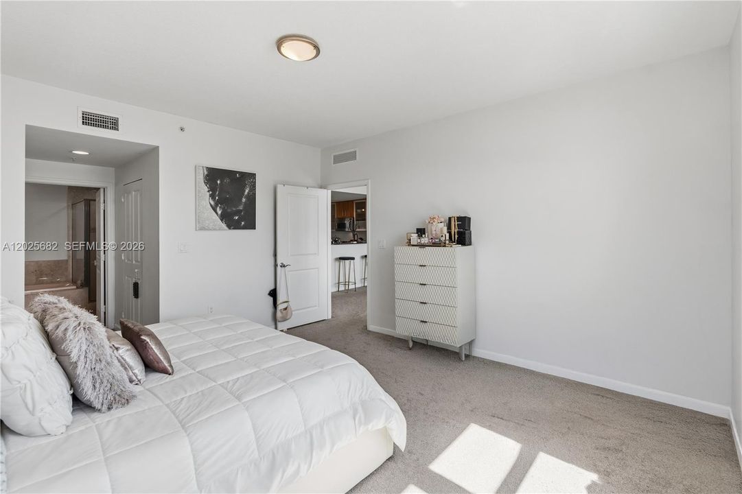 For Sale: $379,000 (1 beds, 1 baths, 900 Square Feet)