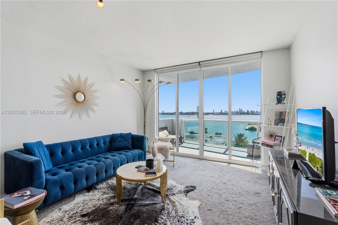 For Sale: $379,000 (1 beds, 1 baths, 900 Square Feet)